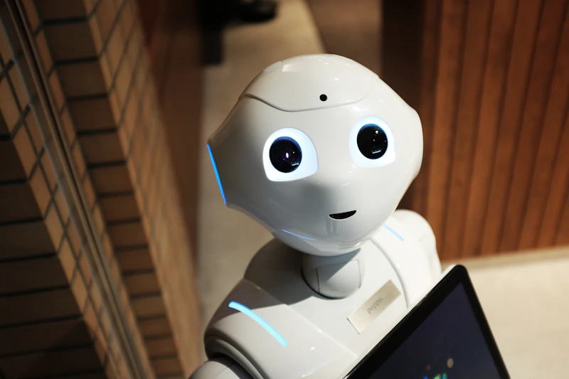 Bijeli humanoidni robot na tamnoj pozadini